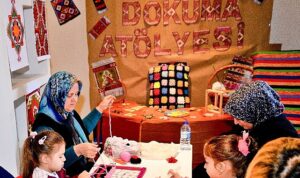 Bornova’da minik eller tezgâh başında
