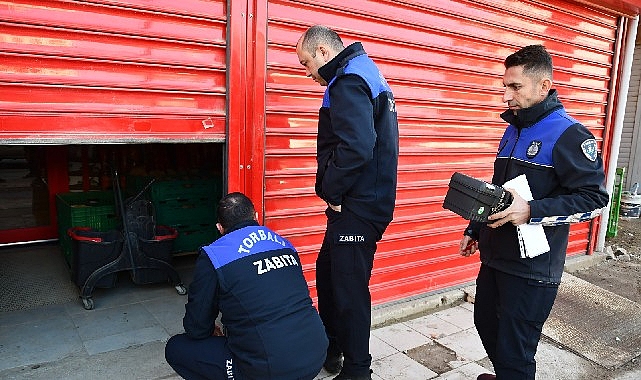 Torbalı Zabıtası’ndan halk sağlığını tehdit eden marketlere mühür