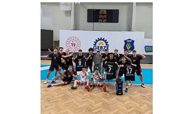 Gölcük Belediyesi Voleybolda tarih yazdı: Üst Üste 3. Şampiyonluk