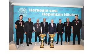 Nilüfer’in şampiyon kızları kupaları Başkan Şadi Özdemir’e getirdi