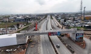 Başiskele Kavşağı’nda dev kirişler 9 saatte yerleştirildi