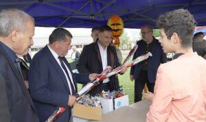 Bayındır’da 23 Nisan Coşkusu Gökyüzüne Taşındı: Stadyumda Uçurtma Şenliği