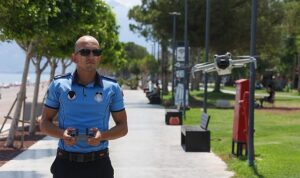 Büyükşehir zabıtası Konyaaltı Sahili’nde dron desteğiyle denetimlerini sürdürüyor