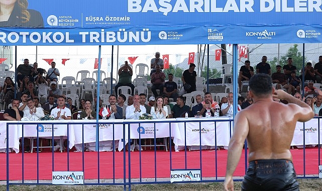 Feslikan Yağlı Pehlivan Güreşleri’ni Başpehlivan Erkan Taş kazandıf