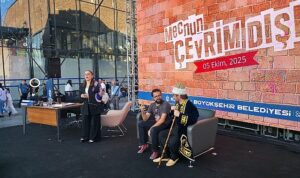 “Mecnun Çevrim Dışı” ile tiyatro heyecanı başlıyor