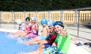 Osmangazi’de Kreş Öğrencileri Yazın Tadını Havuzda Çıkardı