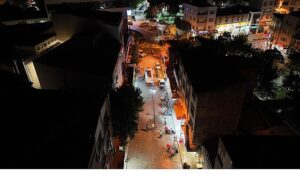 Seferihisar’da kapsamlı yol yıkama çalışmaları aralıksız sürüyor